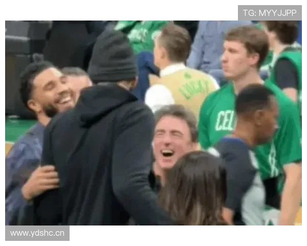 老队员回家情谊满场赛前塔图姆与科内特寒暄成焦点NBA主场篮球